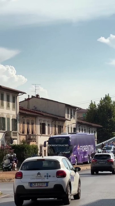 Fiorentina Fans escort their squad