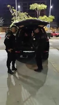 Vídeo mostra momento em que acusado de matar delegado aposentado chega à delegacia