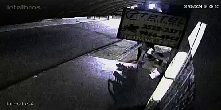 Vídeo mostra ladrão furtando escadas no centro de Goioerê