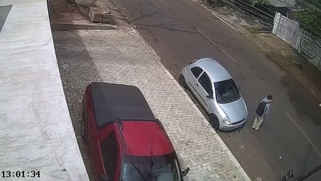 Por um fio! Câmeras registram momento que criança é quase atropelada em Cascavel