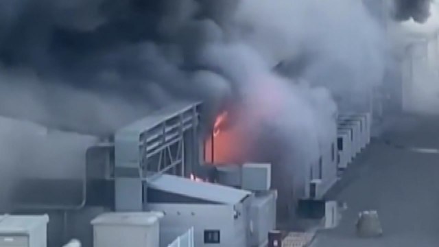 천안 단열재 공장 큰 불길 잡혀... 화상 1명 이송 / YTN