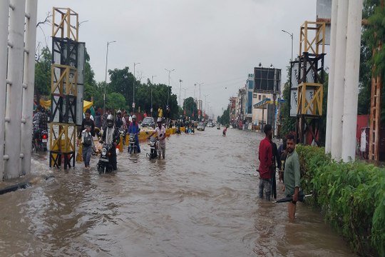 जयपुर में झमाझम बरसे मेघ, देर रात से शुरू हुआ बारिश का दौर, सडक़ें हुई लबालब
