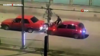 Elazığ'da Türk usulü yardım: Bozulan aracı ayaklarıyla böyle ittiler