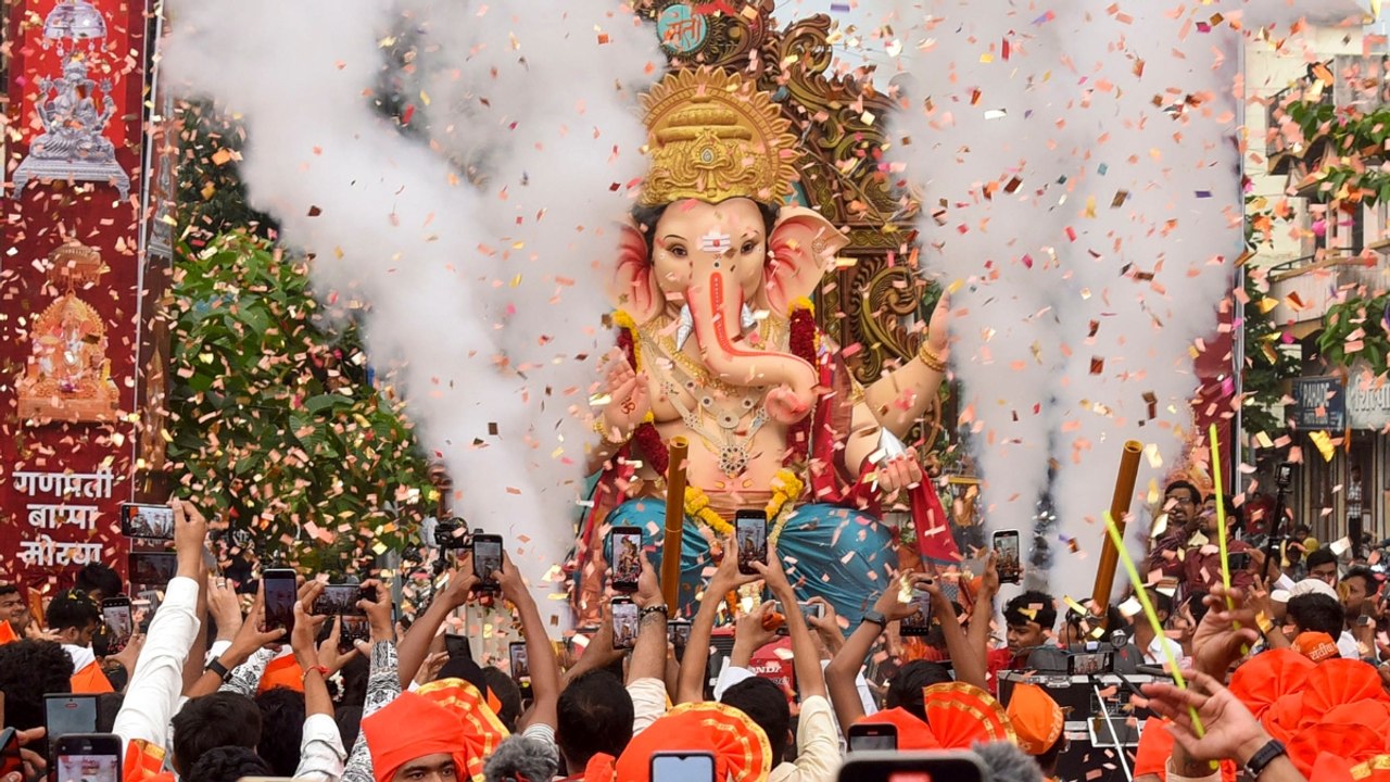 देश भर में मन रहा है गणेश चतुर्थी का त्योहार, भक्तों के बीच 'बप्पा आला रे' की गूंज