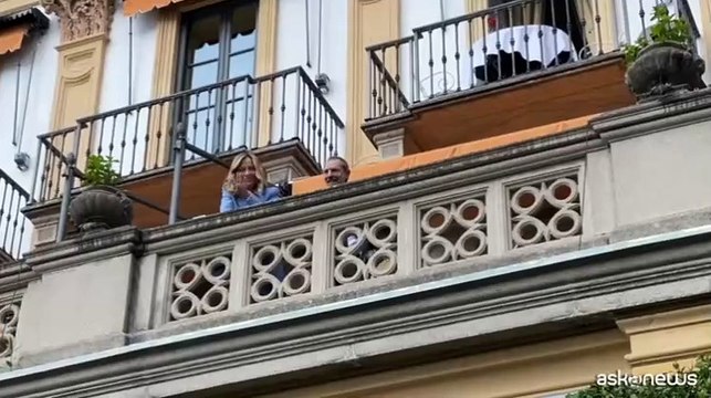 Cernobbio, la premier Meloni assiste al passaggio delle Frecce Tricolori