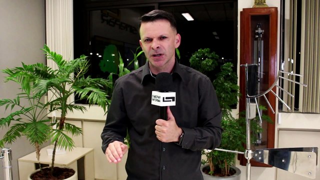 Celta fica destruído ao colidir com ônibus do transporte coletivo em acidente com vítimas