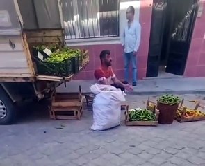 Скачать видео: Mallarına el konulan seyyar satıcı gözyaşlarını tutamadı