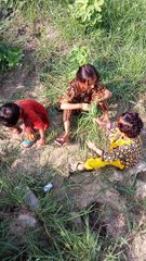 Kisan kheton mein kam karte hue