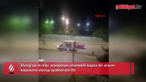 Arızalanan otomobili, kaputa oturup ayaklarıyla ittiler