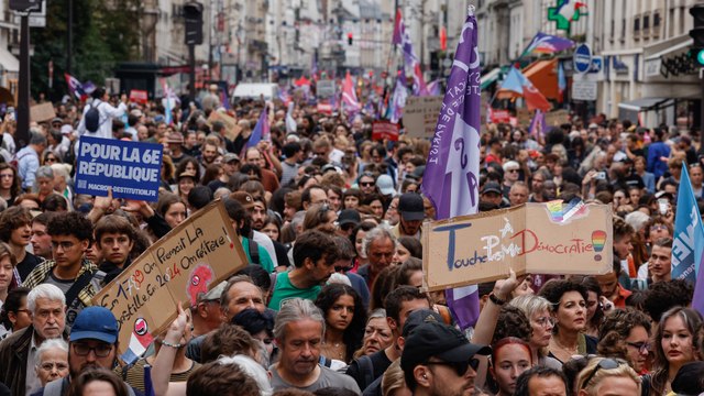 Manifestation à Paris : des milliers de personnes rassemblées contre la nomination de Michel Barnier