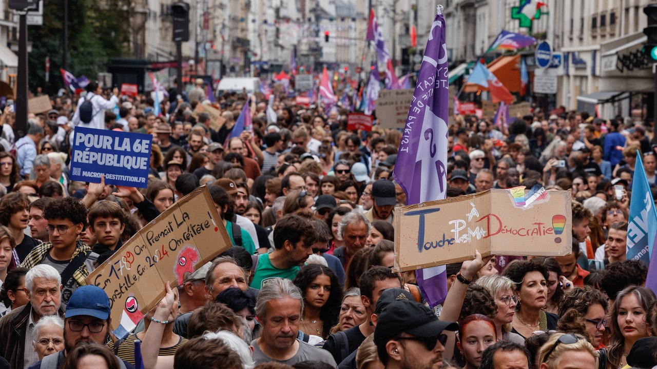 Manifestation à Paris : des milliers de personnes rassemblées contre la nomination de Michel Barnier