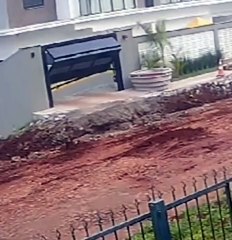 On ne l'a pas prévenu qu'il y avait eu des travaux devant chez lui... oups