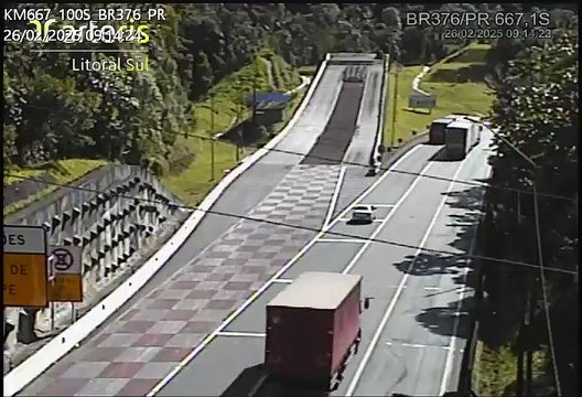 Caminhão com 28 toneladas de frango fica sem freios e câmera flagra manobra na BR-376