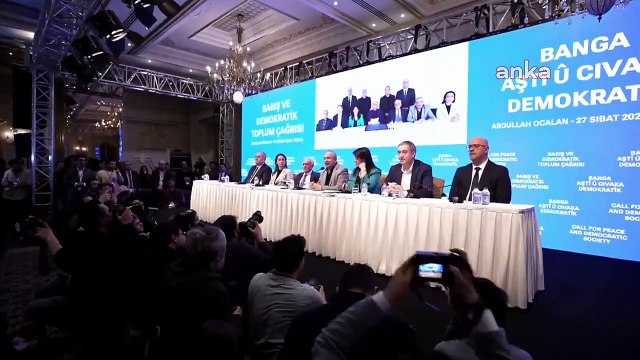 Sırrı Süreyya Önder, Abdullah Öcalan'ın PKK'ya yaptığı silah bırakma ve kendini feshetme çağrısına Abdullah Öcalan'ın ilettiği notu sözlü olarak ekledi