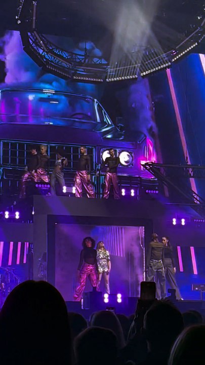 La "Star Academy" chante "Unholy" sur la tournée