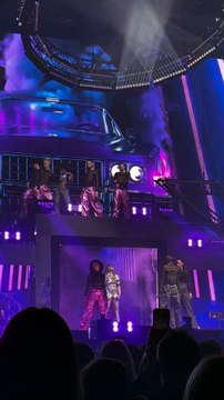 La Star Academy chante Unholy sur la tournée