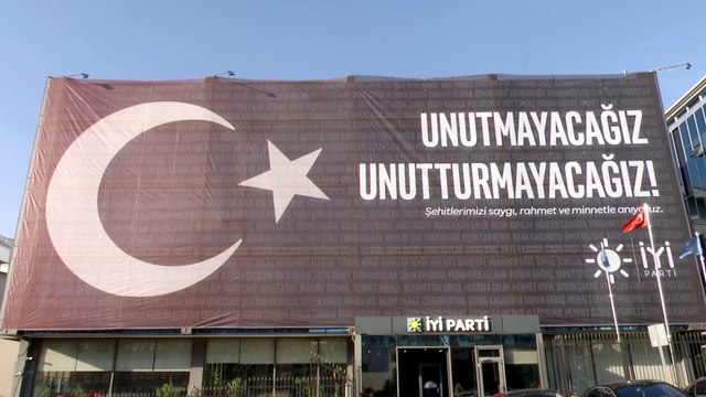 İYİ Parti'den Öcalan'ın 'silah bırakma' çağrısına siyah pankartlı tepkiİYİ Parti'den Öcalan'ın 'silah bırakma' çağrısına siyah pankartlı tepki
