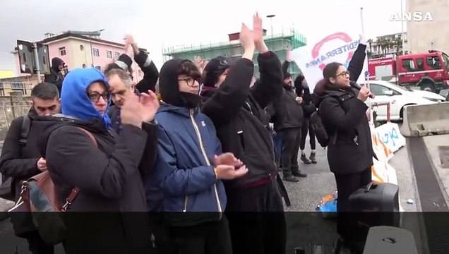 Napoli, lo sbarco di 41 migranti dalla Libia salvati nel Mediterraneo