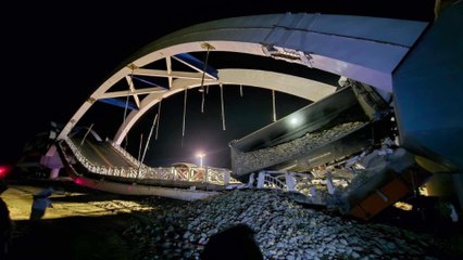 Bahagi ng Sta.Maria-Cabagan Bridge, bumagsak dahil sa dumaang truck; 6 sugatan | SONA