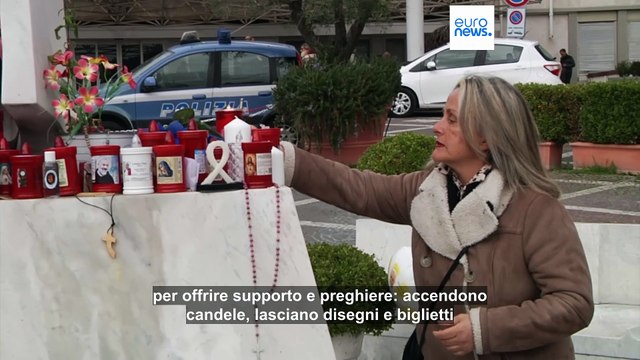 Papa Francesco, la preghiera dei fedeli all'ospedale Gemelli dove è ricoverato