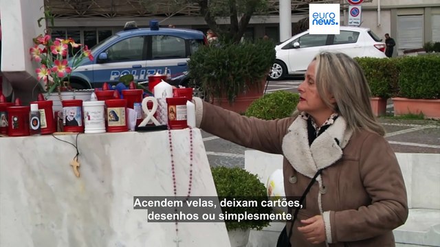 Fiéis rezam pelo Papa Francisco junto ao hospital em Roma