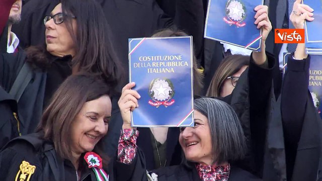 Protesta dei magistrati sotto la Cassazione contro la separazione delle carriere, le immagini