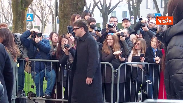 Il vincitore di Sanremo Olly alla fashion week di Milano per la sfilata di Emporio Armani