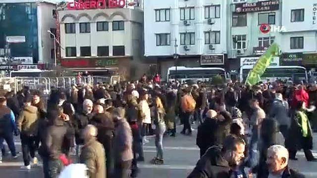 Öcalan’ın PKK’ya silah bırakma çağrısı Diyarbakır’da dev ekrandan takip edildi
