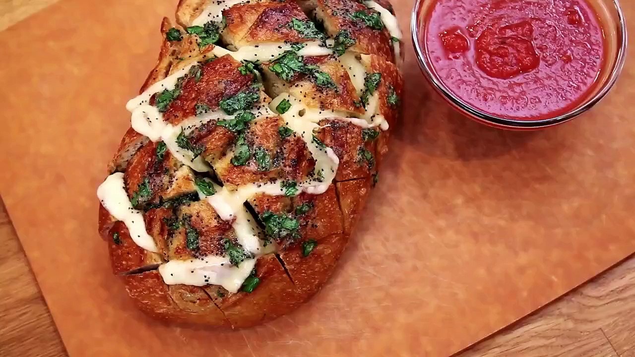 Why This Pull-Apart Bread Is Perfect For Your Next Party