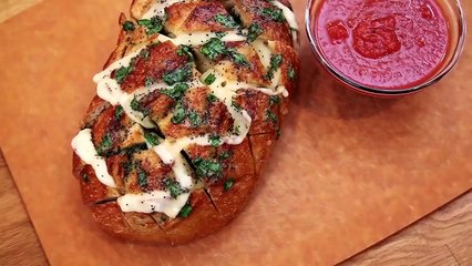 Why This Pull-Apart Bread Is Perfect For Your Next Party