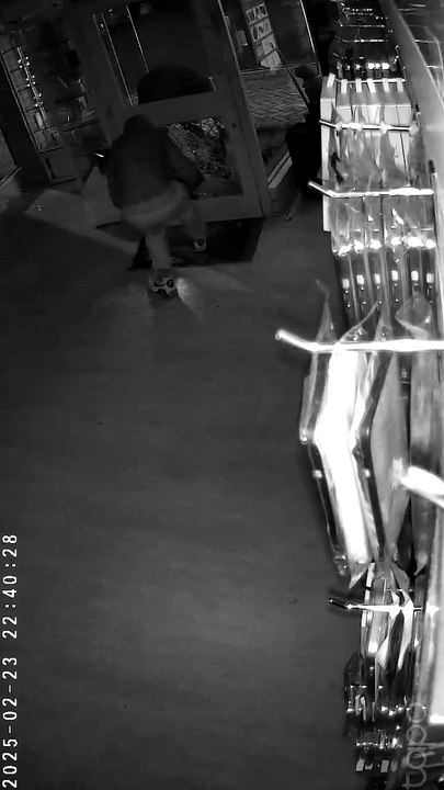 Man caught on camera burgling Mobile Master in Stamford High Street