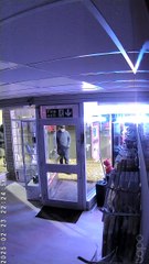 Men about to break into Mobile Master in Stamford High Street