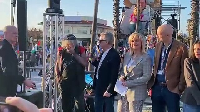 Carnevale di Viareggio, Mauro Corona riceve il premio Gianfranco Funari. Poi fa una battuta su Vespa...