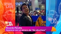 Ricardo Peralta aparece con letrero de 