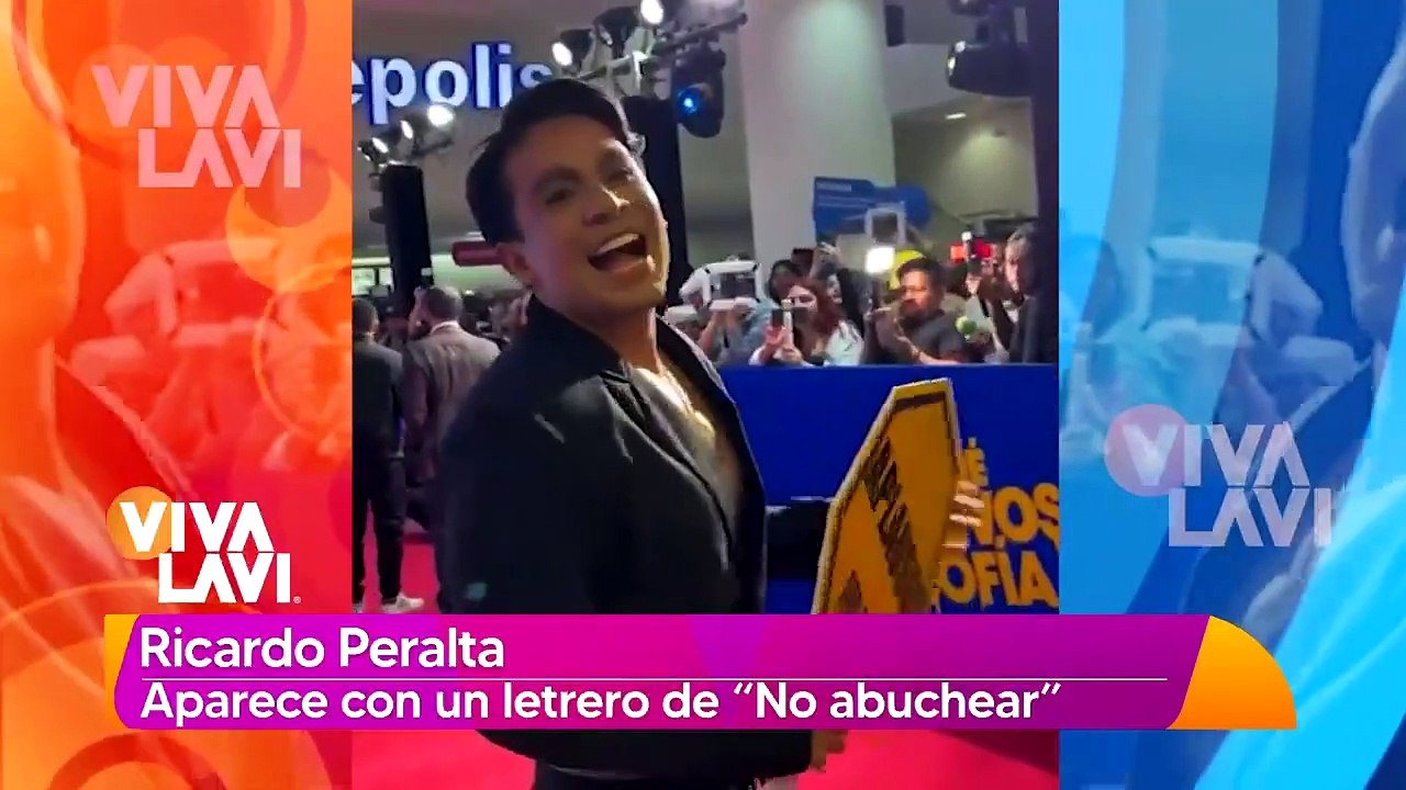 Ricardo Peralta aparece con letrero de "No abuchear"