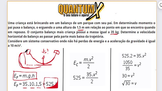 Uma criança está brincando em um balanço de um parque com seu pai. Em determinado momento o pai puxa o balanço, o erguendo a uma altura de 1,5 m em relação ao ponto em que se encontra quando em repouso.-Questões de Física - Quantum X