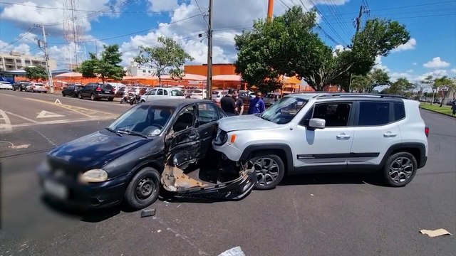 Duas pessoas ficam feridas em forte colisão na Avenida Assunção