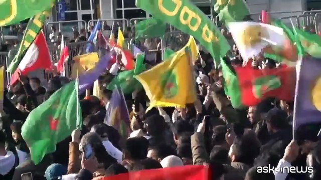 Balli e canti, è festa dopo la tregua annunciata da leader PKK Ocalan