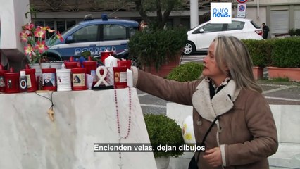 Fieles y simpatizantes rezan por el Papa Francisco frente al hospital en Roma