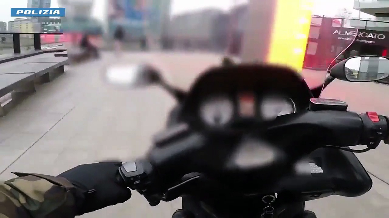 Video Operazione contro le baby gang a Milano, sequestrate armi e quasi 8 chili di droga: 27 arrestati