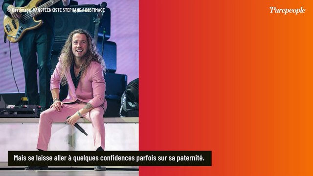 Julien Doré avec son fils qui aura bientôt 4 ans : en pleine séance de piano, le garçon montre son assurance !