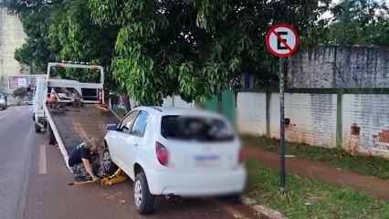 Celta é guinchado pela Transitar por 'atrapalhar o fluxo' na Rua 25 de Agosto