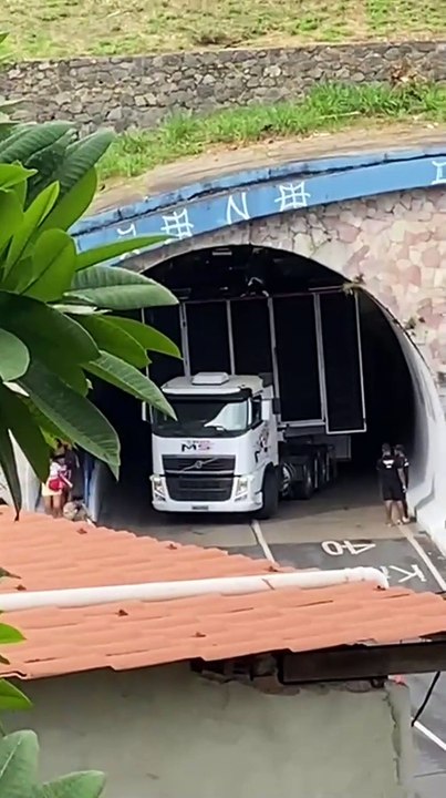Trio elétrico fica preso em túnel