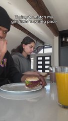 Un chico se graba intentando comer a mismo ritmo que su novia: el resultado es genial