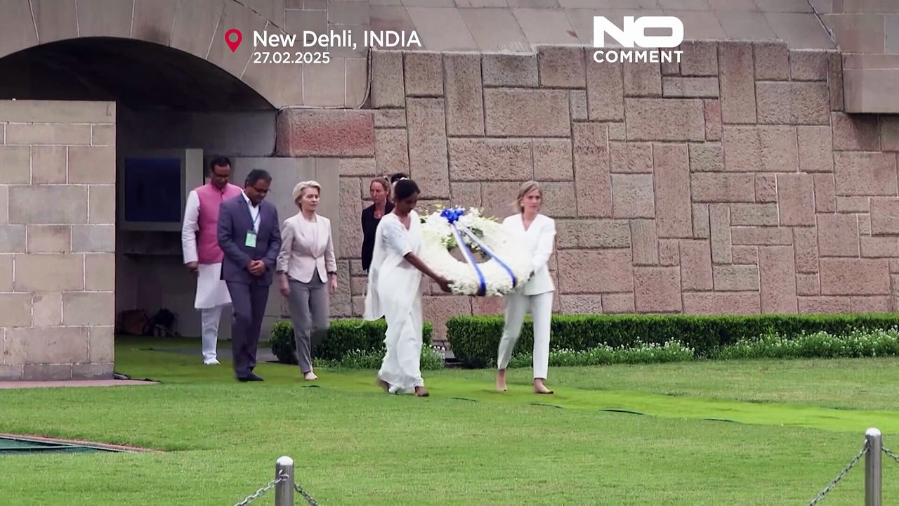 Von der Leyen in Indien: Blumen an Gandhis Grab