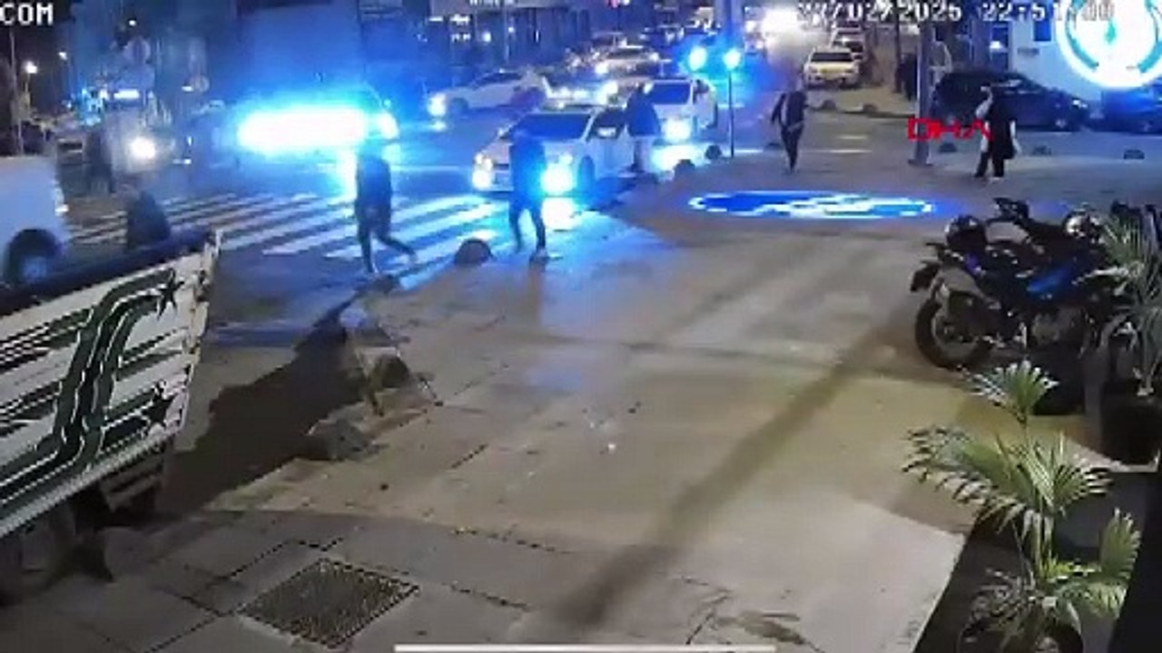 İstanbul- Arnavutköy'de, makas atan otomobil sürücüsünün karıştığı kazada 6 araç hasar gördü; 1 polis memuru yaralı