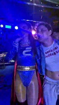 Diego Martins canta junto com Mari Antunes em cima do trio