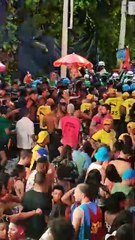 Influenciadores Renatinha, Rafael Moreira e Alesson descem do trio para curtir a pipoca da Ludmilla; veja