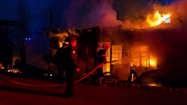 Çıkan yangında ev kullanılamaz hale geldi