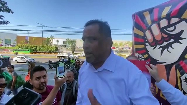 Sindicales admiten más de mil comisionados en Veracruz; padres exigen maestros para sus hijos